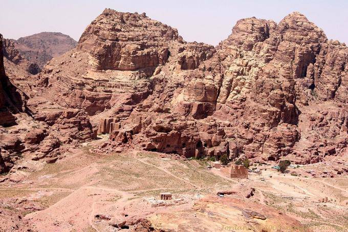 Blick auf die Berge und das Qasr El Bint die Spitze des Jabal Madhbah, Petra - Jordanien