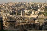Sarkophag Grab in der Zitadelle mit Blick auf den Jebel al-Qalaa, Amman, Jordanien.