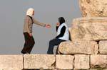 Ausgestreckte Hand, jordanischen Jugend auf der Zitadelle von Amman, Amman, Jordanien.