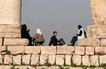 Mittagessen in den Ruinen der Tempel des Herkules, Citadel, Amman, Jordanien.