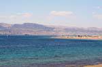 Berge und Gebäude von Eilat (Israel) von der Küste von Aqaba, Jordanien.