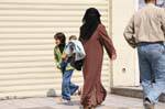 Verschleierte Frau mit ihren Kindern, Aqaba, Jordanien.