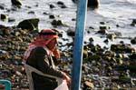 Jordan nachdenklich auf den Rand des Wassers, Aqaba, Jordanien.