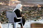 Alte Dame Füße im Wasser, Aqaba, Jordanien.