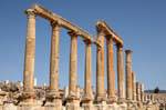 Spalten markiert das Tor zum Markt der römischen Stadt (Macellum), Jerash, Jordanien.