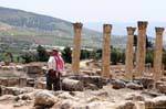 Man in kefieh bewundern die Landschaft, Jerash, Jordanien.