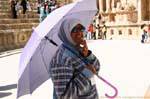 Jordan mit einem Regenschirm, südlichen Theater, Jerash, Jordanien.
