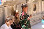 Spectator und Kind in Uniform, südlichen Theater, Jerash, Jordanien.