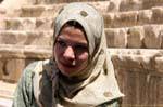 Junge Frau im Kopftuch auf dem Theater, Jerash, Jordanien.