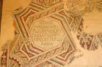 Griechische Inschrift, im Archäologischen Museum von Madaba Mosaik ausgestellt, Jordanien.