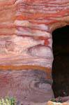 Stapel von Schichten am Eingang zu einem Grab, Petra Khubta, Jordanien.