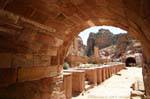 Passage im römischen Theater von Petra, Jordanien.