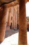 An der Seite der Stirn Innenhof Urne Tomb, Petra Khubta, Jordanien.