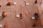 Fragmente von Skulpturen in den Sand von Petra Unterstadt ausgestellt, Jordanien.