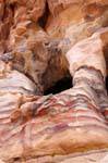Hole in rosa und gelben Sandstein, Petra Unterstadt, Jordanien.