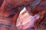 Passage durch Erosion in Wadi Al-Farasa, Petra geschnitzt, Jordanien.