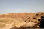 Blick auf die Unterstadt und die königlichen Gräber verlassen Wadi Al-Farasa, Petra, Jordanien.