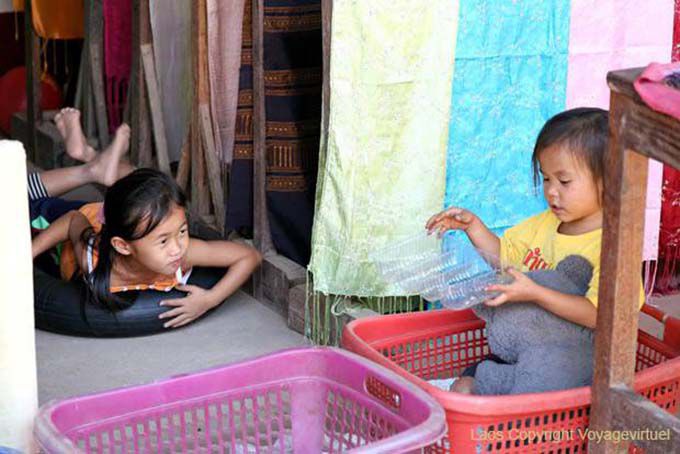 Kinder spielen mit nicht viel Ban Xanhai, Laos