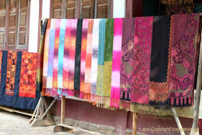Farben des lokalen Handwerks Ban Xanhai, Laos