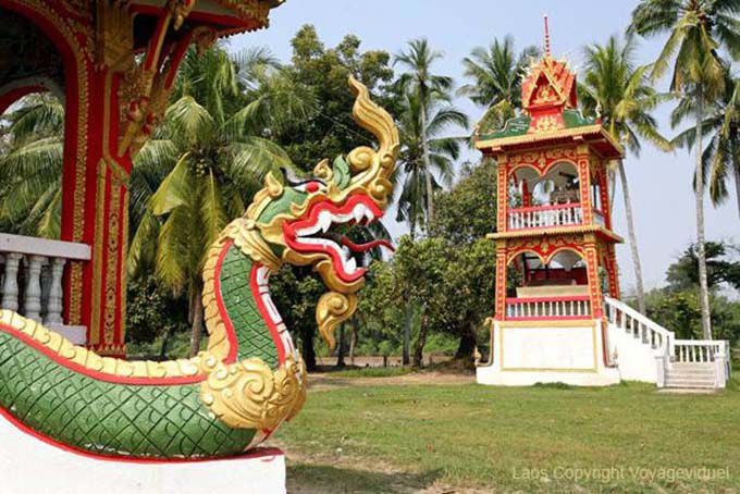 Drache und Kirchturm Wat Khon Tai, Khone Insel, Laos