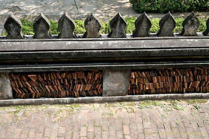 Flache Steine in der Mauer, Wat Ho Phra Keo, Vientiane, Laos