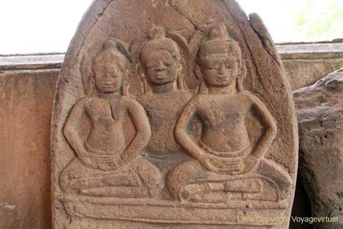 Triptychon der Buddhas auf Stele Wat Ho Phra Keo, Vientiane sitz, Laos