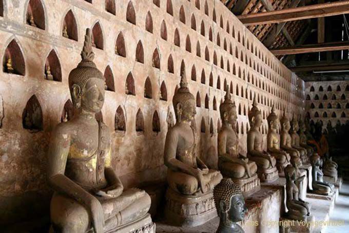 Kleine Nischen in der Wand und Buddhas Tausende, Wat Si Saket, Vientiane, Laos