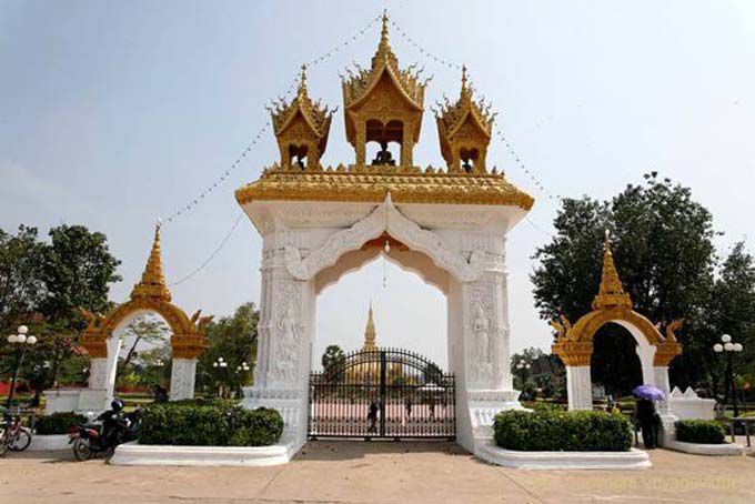 Monument Eingang Pha That Luang, Vientiane, Laos