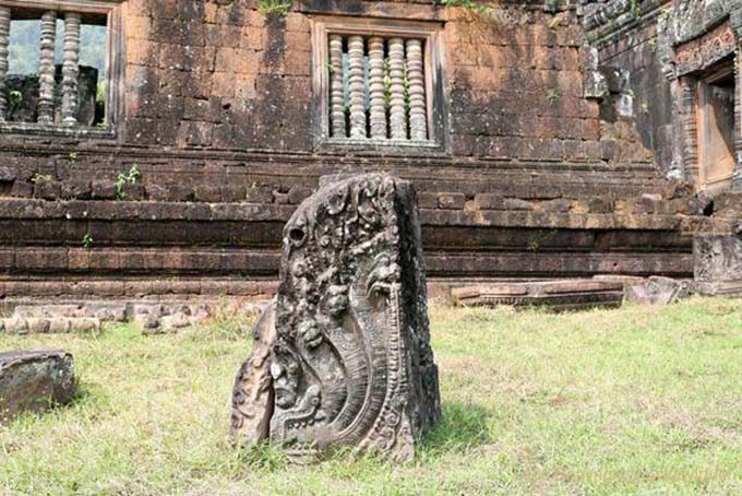 Naga im Gras, Vat Phou, Laos