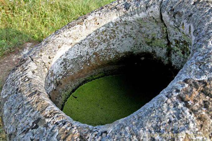 Glas gefüllt mit Brackwasser, Ebene der Tonkrüge Xieng Khouang, Laos