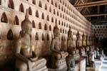 Kleine Nischen in der Wand und Buddhas Tausende, Wat Si Saket, Vientiane, Laos.