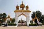 Monument Eingang Pha That Luang, Vientiane, Laos.