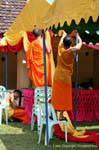 Mönche bei der Arbeit, Wat That Luang, Vientiane, Laos.