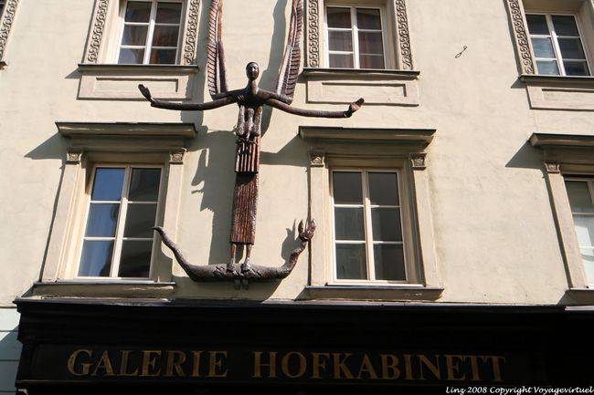 Altstadt, Skulptur an der Fassade der Galerie Hofkabinett, Hofgasse, Linz - Österreich