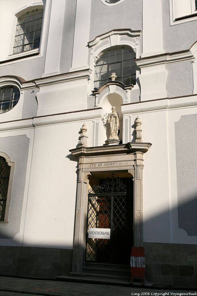 Eingang zur Kirche, Klosterstraße, Minoritenkirche, Linz - Österreich