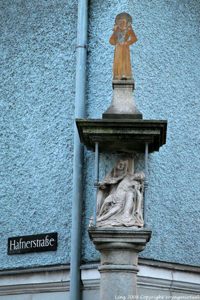 Hafnerstraße, Detail einer Votivsäule, Linz - Österreich