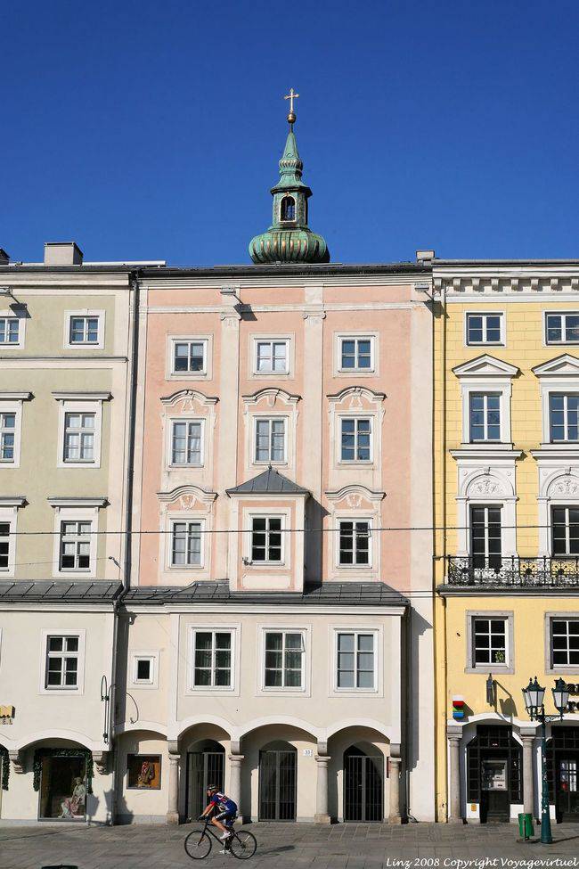 Kirchturm auf einer Hauptplatzfassade, Linz - Österreich