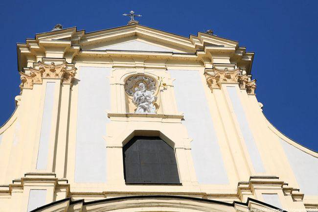 Karmeliter Kirche, Nahaufnahme oben auf der Fassade, Linz - Österreich