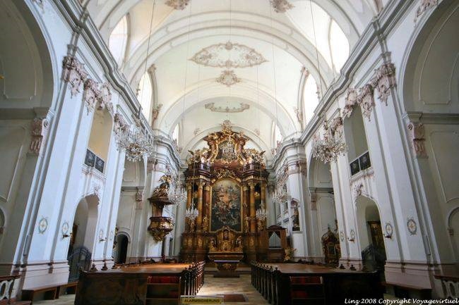 Karmeliter Kirche, das Kirchenschiff und der Altar, Linz - Österreich