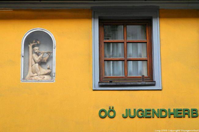 Kremstaler Bundesstraße, Statue des Pfeifers, Jugendherberge, Linz - Österreich