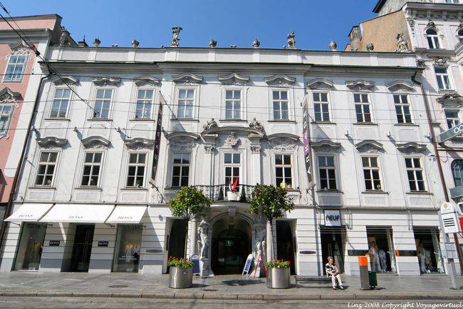 Landstraße, Fassade mit Atlas und Statuen auf dem Dach, Boss und Neuf, Linz - Österreich