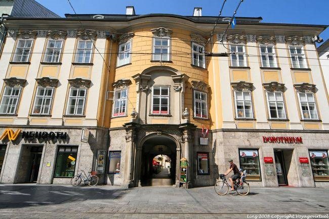 Landstraße, typisches Haus, Dorotheum und Neuroth, Linz - Österreich