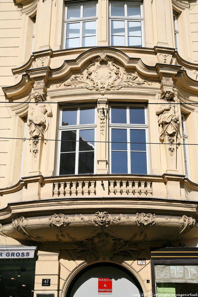 Landstraße, Fassade und Skulpturen, Hash und Partner, Linz - Österreich