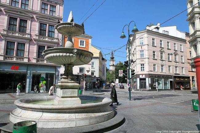 Landstraße, Taubenmarkt, Sparkassenbrunnen, Linz - Österreich
