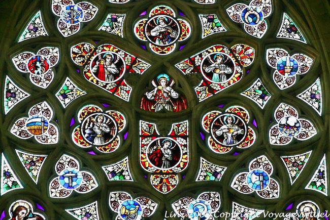 Neuer Dom, Nahaufnahme auf einem Buntglasfenster, Linz - Österreich