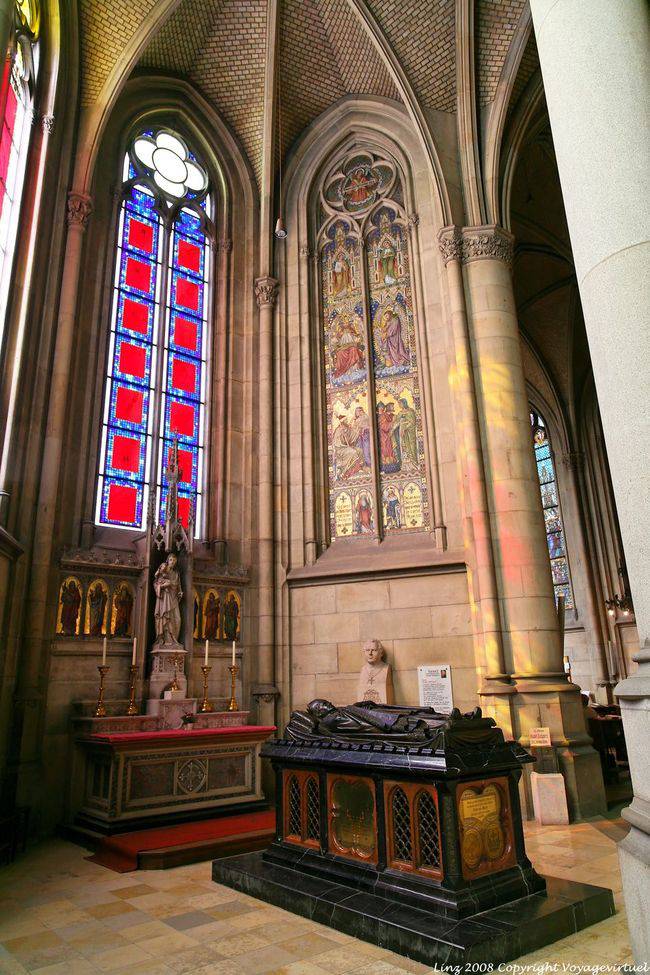 Neuer Dom, Grab und Glasmalerei, Linz - Österreich