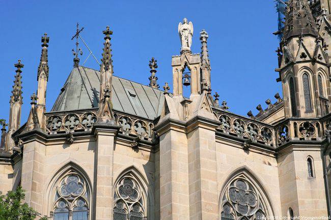 Neuer Dom, zoom auf die Engelsstatue, Linz - Österreich