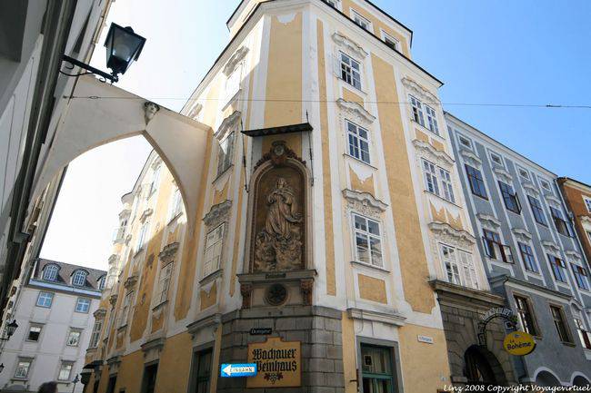 Pfarrgasse, Statue an der Ecke der Domgasse, Machauer Weinhaus, Linz - Österreich