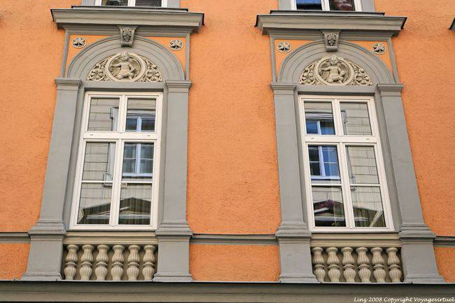 Pfarrgasse, Orangenfassade und geschnitzte Engel, Linz - Österreich