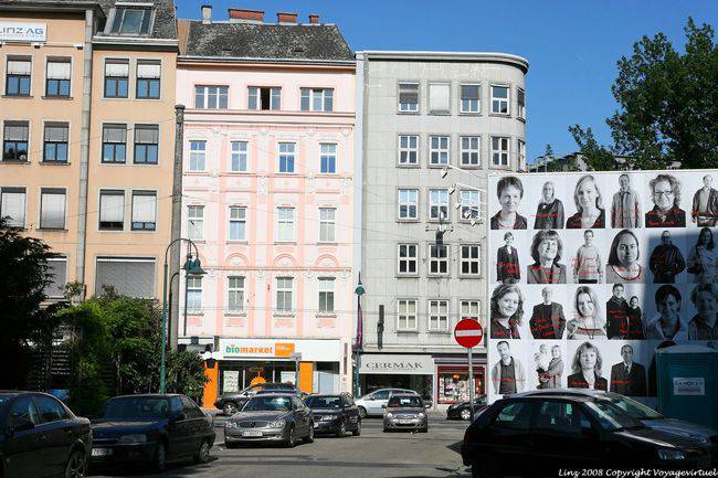 Schiller Platz, Gesichter auf einer Kneipe, Linz - Österreich